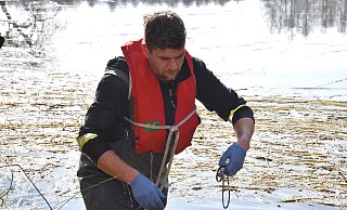 Die Feuerwehr Höxter hat am Sonntag Diebesgut aus dem Wasser geholt. - Thomas Kube