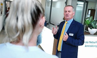 Krankenhausgeschäftsführer Georg Rüter erklärt Besuchern und Patienten im Franziskus Hospital persönlich, warum viele Kliniken derzeit in eine Finanzkrise geraten. - Barbara Franke
