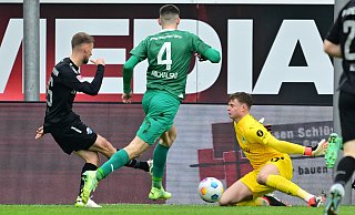 SCP-Akteur Sebastian Klaas (l.) kommt in der 20. Minute frei vor dem Fürther Tor zum Abschluss, doch auch er scheitert an Keeper Jonas Urbig. - Imago Images