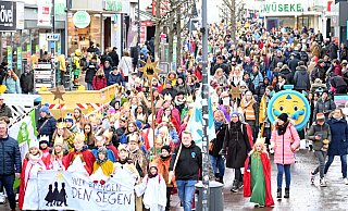 Nach der Diözesan-Dankesfeier im Dom zogen die Sternsinger durch die Westernstraße.?Foto: Patrick Kleibold - Patrick Kleibold