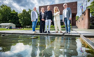 Begrüßen den Architekten Adam Caruso (M.) vor der Kunsthalle: (von links) Oberbürgermeister Pit Clausen, Christine Harodt (ISB), Kunsthallen-Chefin Christina Végh und Kulturdezernent Udo Witthaus. - Sarah Jonek Fotografie