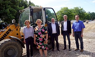 Birgit Sieker (Kita Amselweg, v.l.), Martina Kechlo (Evangelischer Kirchenkreis Herford), Rüdiger Meier (Bürgermeister in Kirchlengern), Norbert Burmann (Sozialdezernent Kreis Herford) und Sergej Klause (Pfarrer Ev.-luth. Kirchengemeinde Kirchlengern) auf der Baustelle am Straßenverkehrsamt in Kirchlengern. - Niklas Krämer Birgit Sieker (Kita Amselweg, v.l.), Martina Kechlo (Evangelischer Kirchenkreis Herford), Rüdiger Meier (Bürgermeister in Kirchlengern), Norbert Burmann (Sozialdezernent Kreis Herford) und Sergej Klause (Pfarrer Ev.-luth. Kirchengemeinde Kirchlengern) auf der Baustelle am Straßenverkehrsamt in Kirchlengern. - Niklas Krämer