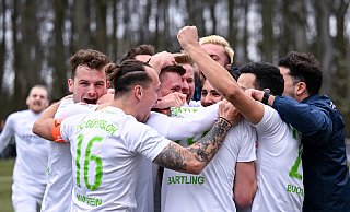 Nico Bartling jubelt nach seinem Tor zum 2:0 für den FC Gütersloh mit der Mannschaft. - Teresa Kröger