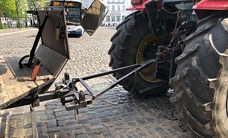 Hand- und Fußbremse der Planwagen-Kutsche, die an einen Traktor angehängt war, kamen nicht gut an. - Polizei