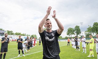 Noch einmal im Mittelpunkt: Daniel Flottmann verlässt ein letztes Mal als Spieler des SV Rödinghausen den Rasen des Häcker Wiehenstadions. Die Akteure des SVR und von Fortuna Köln haben gemeinsam ein Spalier gebildet. - Joel Beinke
