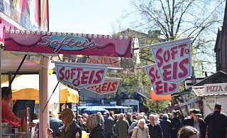 Auch Soft-Eis ist bei den Besuchern des Kirschblütenfests beliebt. - Mareike Patock