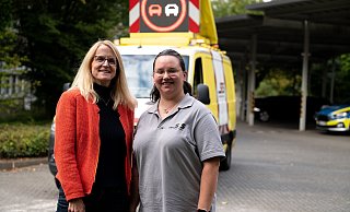 Sandra Müller-Steinhauer mit Isabella Martens vor dem wichtigen Begleitfahrzeug, das sie einsetzte, um andere Verkehrsteilnehmer zu schützen. - Polizei