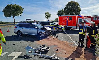 Die Beifahrerin in dem Ford Focus wird schwer verletzt. - Feuerwehr