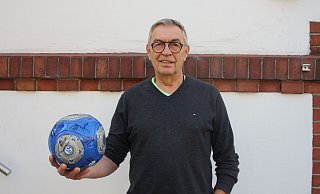 Bleibt für Kinder am Ball: Bruno Obens vom Abteilungsvorstand des SC Herford. - Thomas Vogelsang