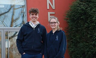 Jan Ole Remmert und Pauline Baran, Stufensprecher der Q2 des Gymnasiums, haben sich ihre Abipullis übergeworfen. "SGL Abitur 2022" steht drauf. - Anthea Moschner