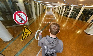 Gähnende Leere: Nur noch vereinzelt nutzen Passanten den Weg durch das Jahnplatzforum zwischen Niedernstraße und Bahnhofstraße. - Andreas Zobe