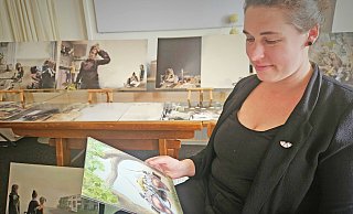 Francis Kaiser hat einige ihrer Zeichnungen für das Buch vergrößert mitgebracht. - Janet König