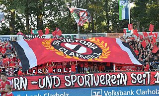 Victoria Clarholz verliert in der zweiten Runde des Westfalenpokals mit 1:2 gegen Arminia Bielefeld. Das Spiel im Gütersloher Heidewaldstadion werden die Clarholzer Jungs dennoch nie vergessen - es war das größte Event in der Vereinsgeschichte. - Jens Dünhölter