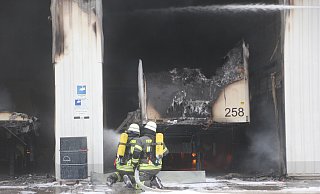 Am Wochenanfang kam es zu einem Großbrand. In der betroffenen Halle standen mehrere Lkw-Auflieger. - Florian Weyand