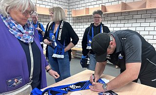 SCP-Trainer Lukas Kwasniok unterschrieb beim Treffen mit den Fans nach der Fragerunde noch einige Schals und Autogrammkarten. - SCP07