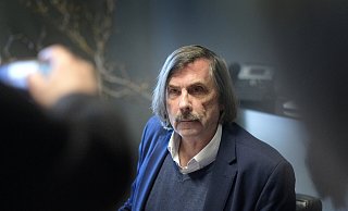 „Vorwürfe gegen meinen Mandanten sind haltlos“, sagt Rechtsanwalt Rostek. Nobby Morkes stellt sich derweil den Kameras.
