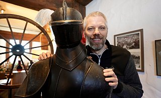 Michael Niegisch trennt sich von vielen Erinnerungsstücken aus seinem kürzlich geschlossenen Restaurant an der Sparrenburg. - Peter Unger