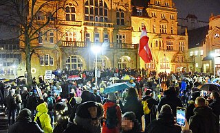 Die Kritiker der aktuellen Corona- und Impfpolitik werden deutlich mehr. Am Freitag folgten 1.000 bis 1.500 Personen dem Aufruf der Gruppe "Bielefeld steht auf". - NW