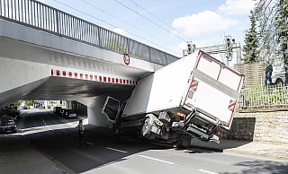 In spektakulärer Seitenlage blieb der Lkw unter der Eisenbahnbrücke der Von-der-Recke-Straße hängen. - Joerg Dieckmann - www.dieckmann-fotodesign.de