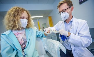 Chefarzt Onno Frerichs schaut sich an, wie die Wunde bei Emma verheilt. Bei einem Unfall mit einem Pferd waren zwei Finger der linken hand fast komplett abgetrennt worden. - Sarah Jonek