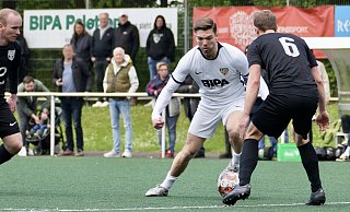 Dornbergs Charley Achtereekte (am Ball) versucht an Bad Oeynhausens Fabian Richter vorbeizukommen. - PeterUnger