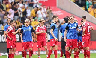 Arminia Bielefeld beim ersten Auswärtsspiel der Saison gegen Dynamo Dresden. - Oliver Krato