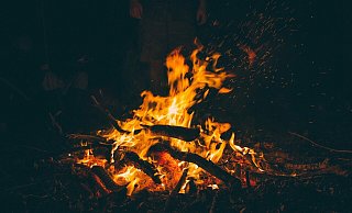 Bei einem Lagerfeuer möchte Religionspädagoge und Gemeindereferent Ulrich Martinschledde mit "Skeptikern" aus Bünde ins Gespräch kommen. - Pixabay