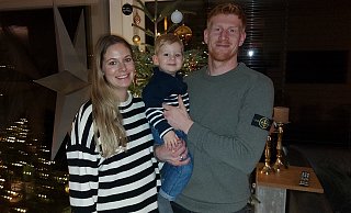 Mika (21 Monate) freut sich auf sein erstes „richtiges“ Weihnachten. Es warten also turbulente Tage auf die Familie Beuckmann. Mama Laura und Papa Lars sind schon ganz gepannt, wie der kleine Mann auf die Geschenke zum Fest reagiert. - Uwe Kramme