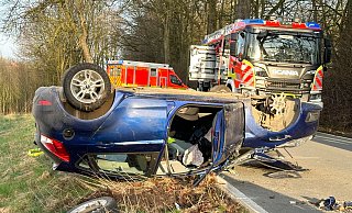 Nachdem der Ford Fiesta des 18-Jährigen einen Baum touchiert hatte, blieb der schwer beschädigte Wagen kopfüber auf der Ellerstraße liegen. - Ralph Meyer