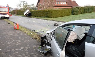 Unfall auf gerader Strecke: Der Kleinstwagen bleibt am Fahrbahnrand stehen, der Pritschenwagen landet in einer Hecke. - Andreas Eickhoff