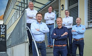 Die Firma 3Tec aus Herford feiert 25-jähriges Bestehen. Hinten von links: Geschäftsführende Gesellschafter Bernd Beckmann, Arno Sturm, Markus Jass. Vorn von links: Prokuristen Birger Kind, Raphael Gutberlet und Frank Windmann. - Sarah Jonek Fotografie