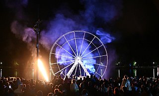 Im Mittelpunkt: Das Rad. Hier spielt sich der überwiegende Teil der Aufführung der Compagnie Louxor ab. - Compagnie Louxor