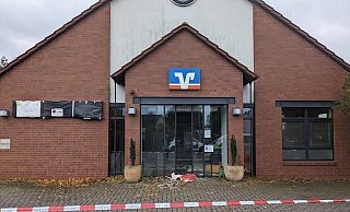 Der Tatort ist abgesperrt und wird von der Polizei bewacht. Die Spurensicherung ist auf dem Weg. - Janina Schrader