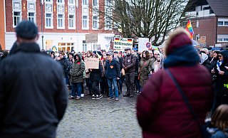 Rund 400 Bürgerinnen und Bürger protestieren kürzlich auf dem Lübbecker Marktplatz gegen die AfD und gegen Rechtsextremismus. Das Bündnis „Lübbecke zeigt Gesicht“, dem auch einige Lokalpolitiker angehören, hatte dazu aufgerufen. - Noah Wedel