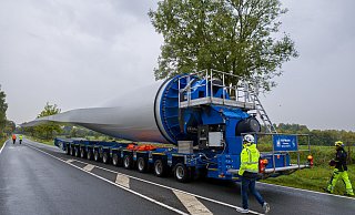 Ein Schwertransporter bringt einen Rotorflügel zum Windpark Flütwind. - Niklas Tüns