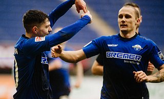 Mit einem etwas eigentümlichen Torjubel feierte Florent Muslija (l.) am Samstag seine ersten beiden Treffer für den SC Paderborn. Sven Michel (r.) zählte zu den Gratulanten. - Besim Mazhiqi