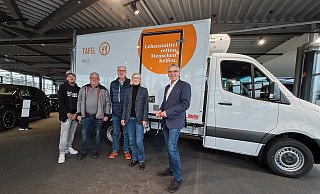 Thomas Biermann vom Autohaus Senger (r.) hat den neuen Sprinter an die Verantwortlichen der Meller Tafel übergeben: Sebastian Kampczyk (Fuhrparkleiter bei der Tafel, v.l.), Heinrich Aulbert (stellvertretender Fuhrparkleiter), Wolfgang Koch (2. Vorsitzender Meller Tafel) und Ulrike Margraf (Vorsitzende Meller Tafel). - Peter Heidbrink