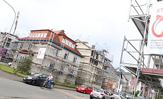 An der Friedrich-Ebert-Straße im Riemekeviertel sind noch immer mehrere Häuser eingerüstet und die Tornado-Schäden noch nicht komplett behoben. - Holger Kosbab