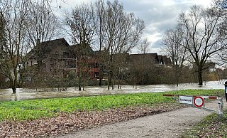 Das Hochwasser - hier die Alme in Schloß Neuhaus - setzt auch den Abwasserkanälen in Paderborn zu. Der STEB ist bereits seit den Weihnachtsfeiertagen mit zeitweise mehr als 20 Mitarbeitern im Einsatz. - Stadt Paderborn/Katharina Reinhardt