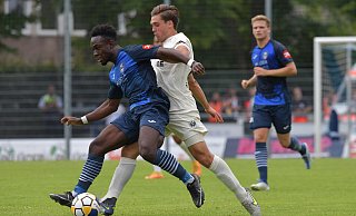 Sein Zweikampfverhalten hat Phillip Aboagye (links gegen Münsters Thomas Kok) auf einem Ascheplatz in einem Käfig in Dortmund gelernt. Der Zugang spielte sich beim SCW in die erste Formation. Jetzt wartet ein Gegner, den er gut kennt. Foto: Dünhölter - Jens Dünhölter