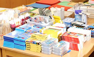In der Schulmaterialienkammer in Paderborn können sich Kinder mit Schulbedarf von Heften über Stifte und Bastelmaterial eindecken. Die Einrichtung hat in diesem Jahr so viele Anmeldungen wie noch nie bekommen. - Oliver Claes/Diakonie Paderborn-Höxter