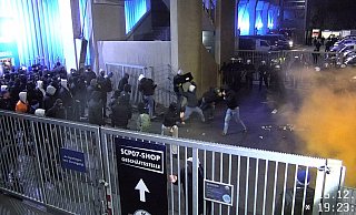 Bei den schweren Ausschreitungen durch Anhänger von Hansa Rostock während des Fußballspiels beim SC Paderborn 07 kam es im Dezember 2023 zu schweren Sachbeschädigungen. - Polizei Paderborn