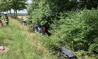 Das Auto geriet bei dem Unfall in den Graben und blieb auf der Seite liegen. - Feuerwehr