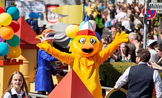 Maskottchen „Kiki“ und das Kinderprinzenpaar bei der Paderborner Karnevalsparade im April 2022. Auch ein Verein aus Schloß Holte-Stukenbrock war mit dabei. - Niklas Tüns