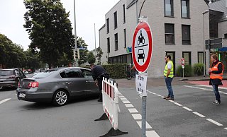 Während eines Modellversuchs vorigen Sommer war die Zufahrt zu den Schulen an der Ecke Bismarckstraße/Moltkestraße für Elterntaxis zeitweise gesperrt. - Celina Allard