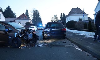 Mit dem Mopedauto fuhr die Fahrerin gegen das parkende Auto. - Polizei Herford