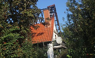 Das Haus ist nach dem Brand einsturzgefährdet. Die Bewohnerin kam dabei ums Leben. - JAN-HENRIK GERDENER