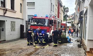 Straßen sind mit Schlamm bedeckt: Unermüdlich halfen 120 Einsatzkräfte aus dem Kreis Herford im Märkischen Kreis nach der Flutkatastrophe bei den Aufräumarbeiten mit. - Feuerwehr