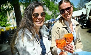 Divana Noack und Simone Pape lassen sich trotz der Preise den Spaß nicht verderben. - Barbara Franke