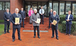 Bei der Verabschiedung (von links): Polizeidirektor Christian Brenski, Klaus Gröne, Markus Tewes (Direktionsleiter Verkehr), Karin Hanewinkel-Hoppe (Direktionsleiterin ZA), Walter Disse, Carsten Jödecke (Personalrat), Uwe Bartolles (Leiter Verkehrskommissariat), Rainer Queren, Landrat Michael Stickeln. - Polizei